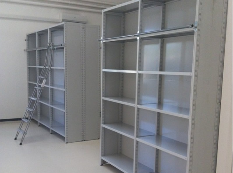 Scaffalatura per archiviazione con scala Scaffalatura per archiviazione con scala
