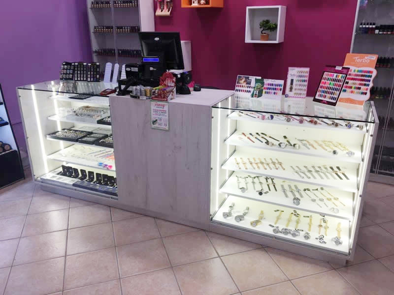Banco vendita con vetrine e illuminazione laterale LED Banco vendita con vetrine e illuminazione laterale LED