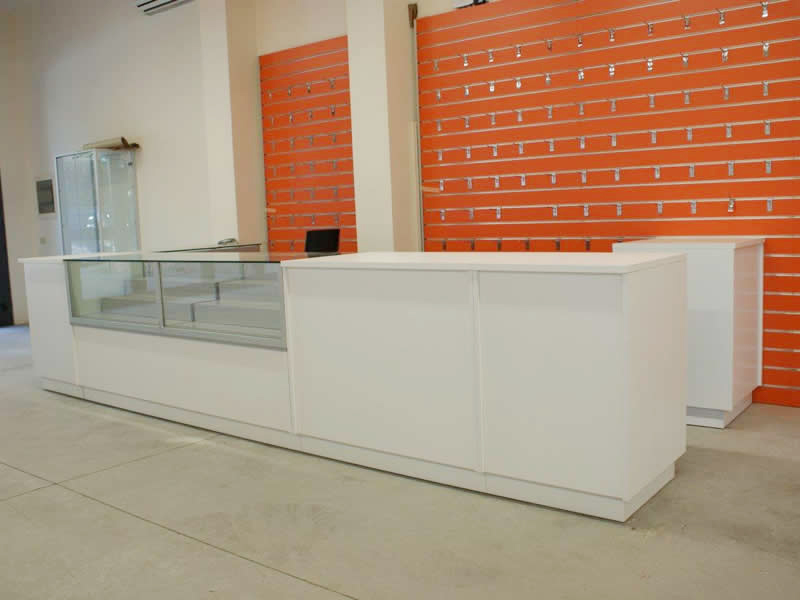 Banco vendita con teche estraibili in vetro e gradinate a 3 livelli Banco vendita con teche estraibili in vetro e gradinate a 3 livelli