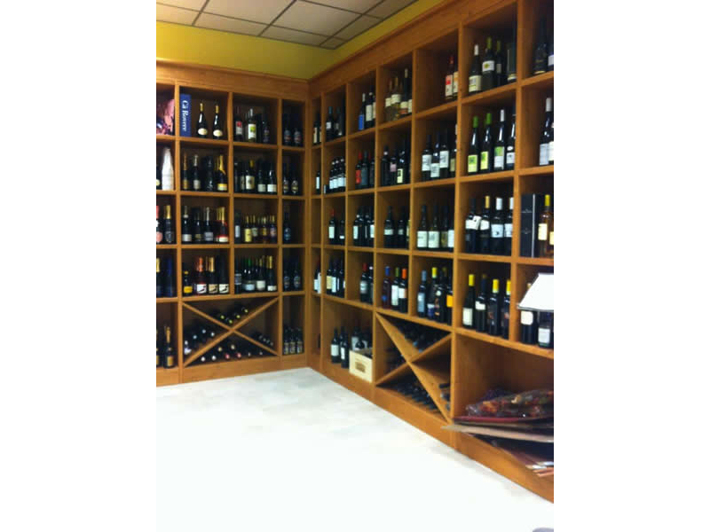 Arredo per enoteca in legno massello