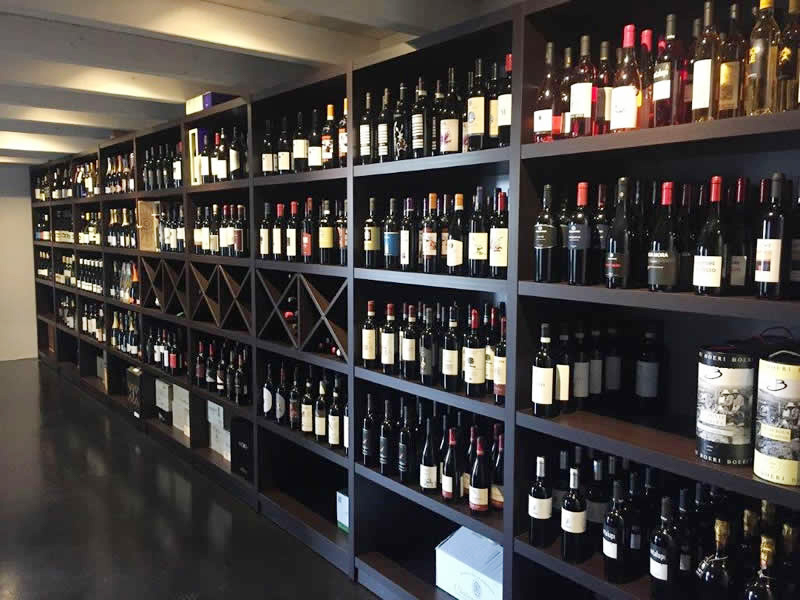 Arredo per enoteca in legno colore Wengè