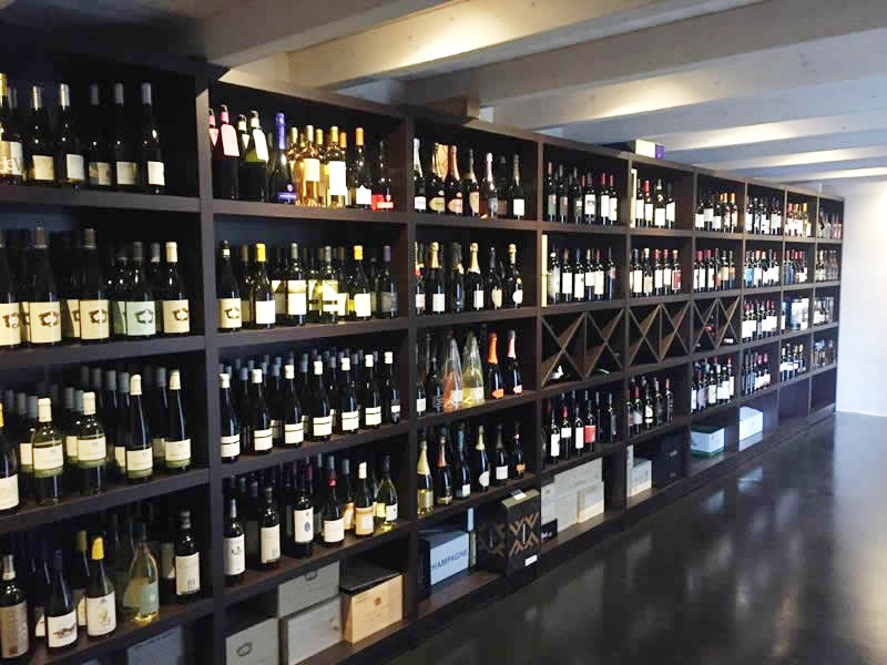 Parete Espositiva per Cantina Vini con alti spessore del legno