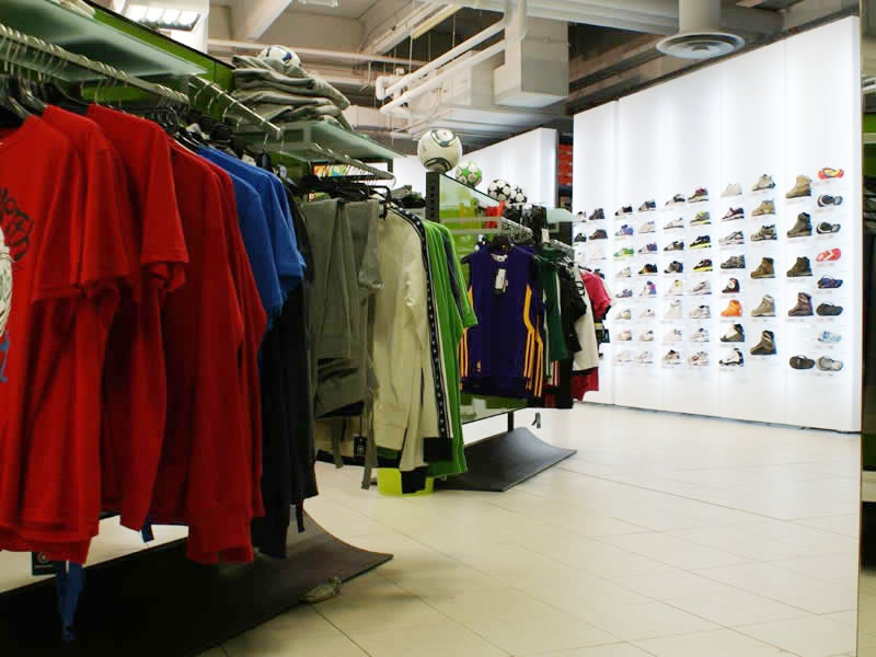 Progettazione e arredi per negozi di sport con personalizzazioni di ogni genere Progettazione e arredi per negozi di sport con personalizzazioni di ogni genere