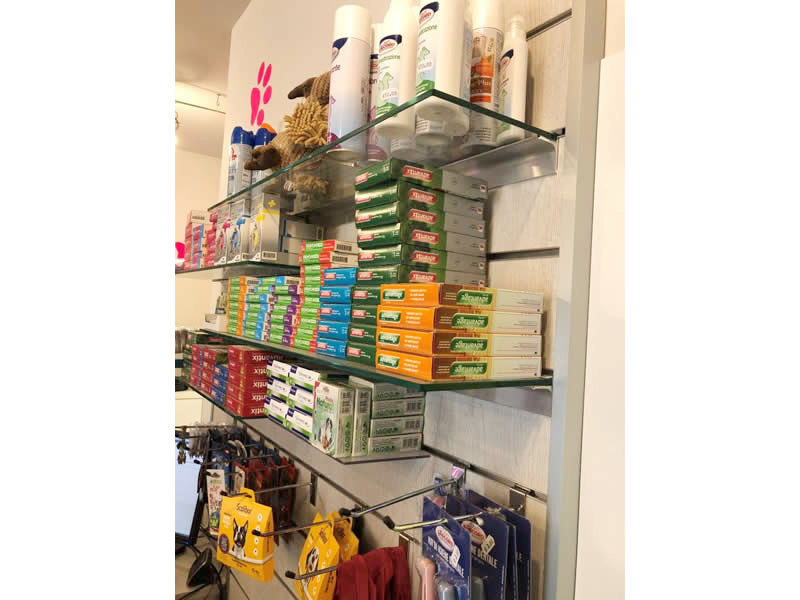 Parete retro banco dogata con ripiani in vetro per antiparassitari ecc nel colori Larice Sbiancato Parete retro banco dogata con ripiani in vetro per antiparassitari ecc nel colori Larice Sbiancato