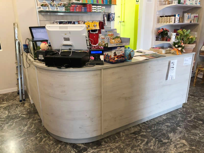 Banco Vendita angolare nei colori Larice Sbiancato e piano top e zoccolo in colore cemento Banco Vendita angolare nei colori Larice Sbiancato e piano top e zoccolo in colore cemento