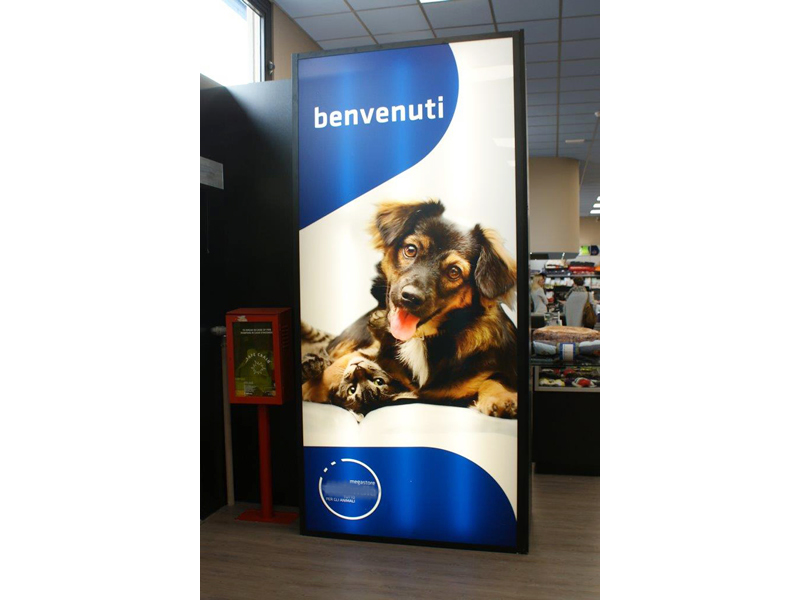 Totem in plexiglas retroilluminato a LED Totem in plexiglas retroilluminato a LED