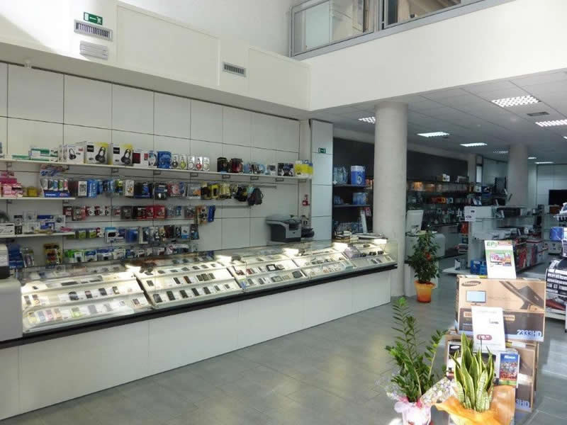 Banco vendita con teca in vetro sagomata e retroilluminazione a LED Banco vendita con teca in vetro sagomata e retroilluminazione a LED