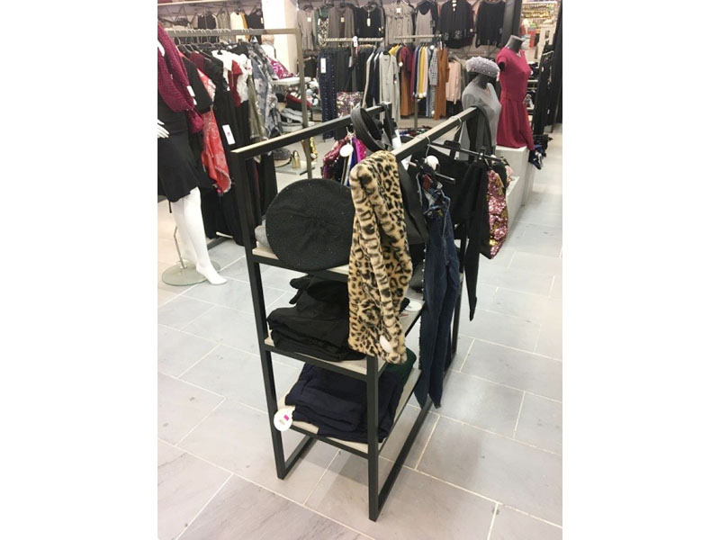 Arredo centrale con telaio in metallo nero opaco e ripiano sfalzati 3+3 in legno in colore cemento Arredo centrale con telaio in metallo nero opaco e ripiano sfalzati 3+3 in legno in colore cemento