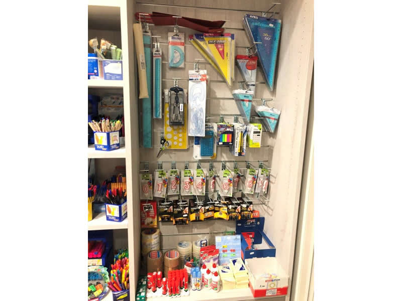 Espositori con pannello dogato per ganci porta blister Espositori con pannello dogato per ganci porta blister
