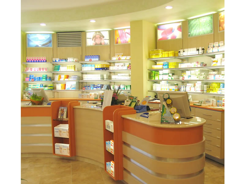 Progettazione e arredamento completo per farmacie con personalizzazioni ad hoc del cliente