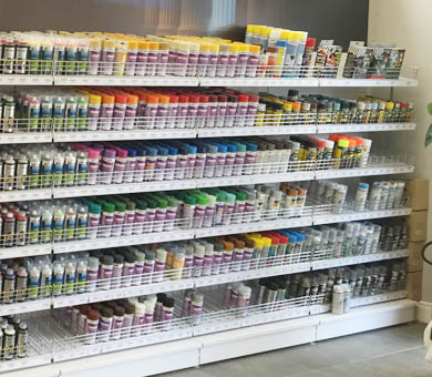 Arredamenti su misura per negozi colorifici
