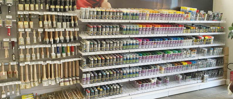 Arredamenti su misura per negozi colorifici